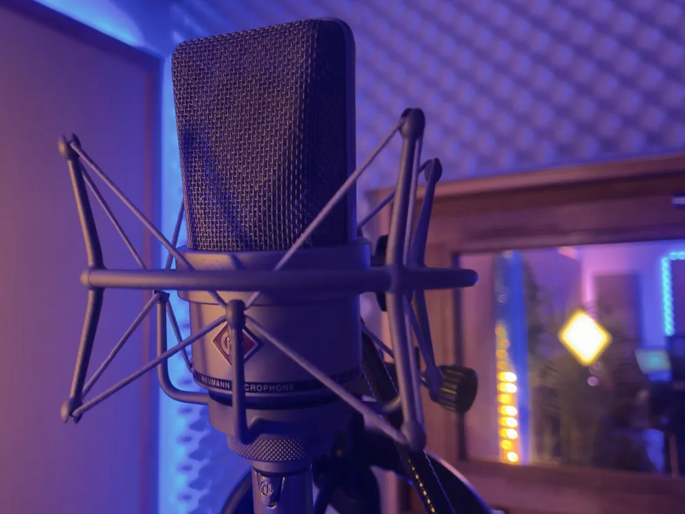 Micro Neumann en cabine d'enregistrement