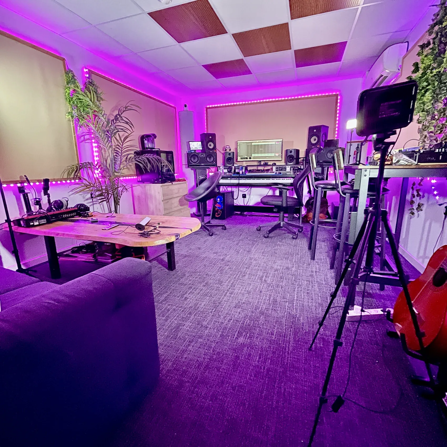 Vue large du studio avec lumière rose